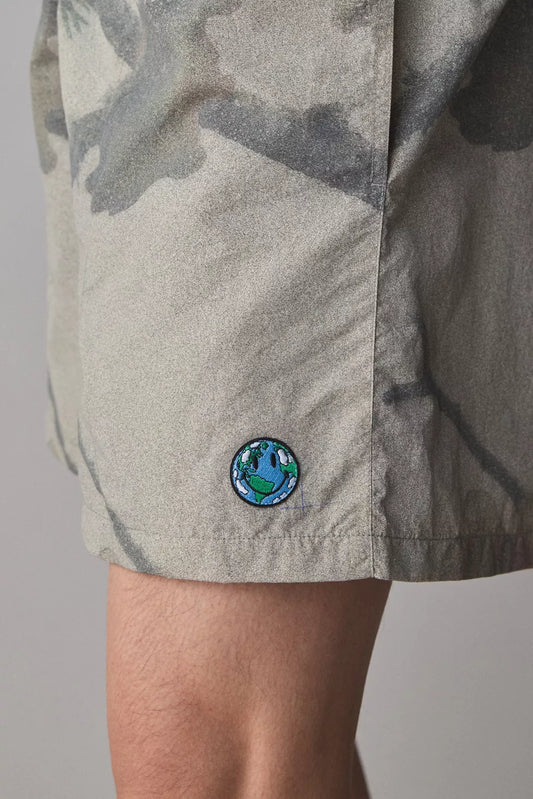 MARKET STUDIOS / Smiley Atlas Camo Printed Tech Short